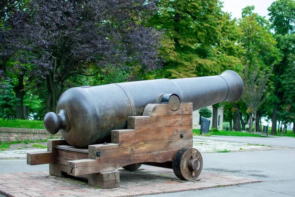 Eine Alte Große Kanone Die Außerhalb Einer Touristenattraktion Aufgestellt Wurde — Stockfoto