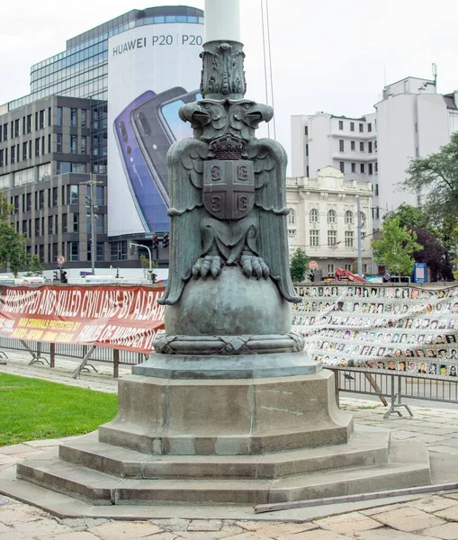 세르비아 베오그라드에서 2018 Image 세르비아 엠블렘의 동상이 보인다 — 스톡 사진
