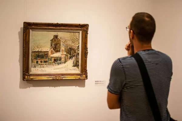 Белград Сербия Июля 2018 Image Shows Man Observing Painting National Стоковое Изображение