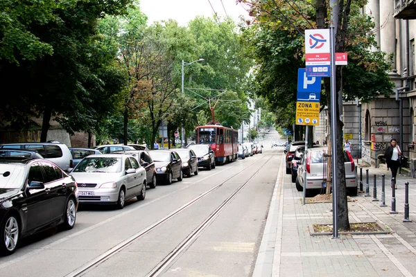 Belgrad, Sırbistan-Temmuz 12,2018. Görüntü, trafik tramvayı ve arabalı bir şehir caddesini gösteriyor..