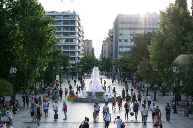 Atina, Yunanistan-20 Temmuz 2018. Syntagma Meydanı 'nda yürüyen insanlar.