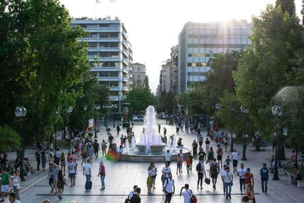 Atina, Yunanistan-20 Temmuz 2018. Syntagma Meydanı 'nda yürüyen insanlar.