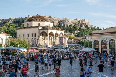 Atina, Yunanistan-20 Temmuz 2018. Monastiraki Meydanı insanlarla dolu.