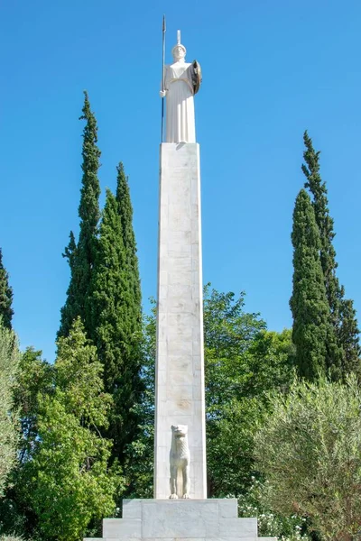 Atina, Yunanistan-12 Ağustos 2018. Görüntü, Atina 'nın Pedion Areos büyük parkındaki heykelini gösteriyor..