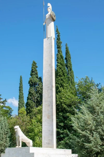 Atina, Yunanistan-12 Ağustos 2018. Görüntü Antik Yunan tanrıçası Athena 'yı Pedion Areos büyük parkındaki heykelin tabanında bir aslanla gösteriyor..
