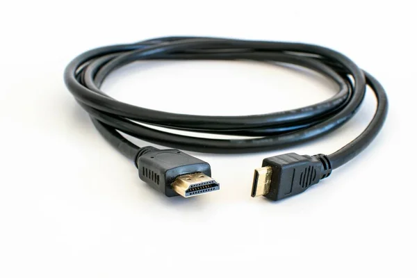 Beyaz arkaplanda HDMI kablosu izole edildi.