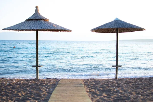 Afbeelding Toont Twee Parasols Een Houten Pad Geplaatst Een Zandstrand — Stockfoto