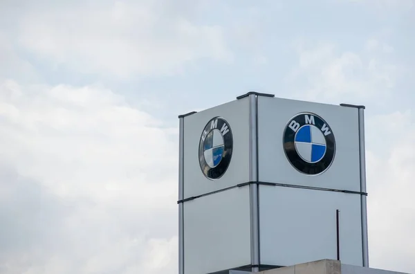 Atina, Yunanistan-17 Kasım 2018. BMW otomobil şirketinin logosu bulutlu bir arka planda yer alan metal bir yapıda..