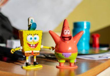 Atina, Yunanistan-8 Aralık 2018. Tahta bir yüzey üzerinde eski ve kullanılmış Sünger Bob Kare Pantolon ve Patrick oyuncakları. 