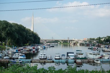 Belgrad, Sırbistan-Temmuz 9. 2018. Görüntü Ada Gölü 'nün arka planında Ada Köprüsü bulunan rıhtımlarını gösteriyor..
