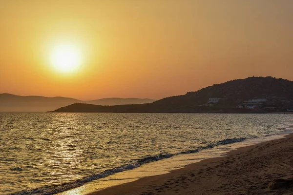 Piękny Zachód Słońca Plaży Pomarańczowym Niebem — Zdjęcie stockowe