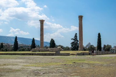 Atina, Yunanistan-13 Temmuz 2019. İnsanlar yaz günü Olympian Zeus Tapınağı 'nda yürüyorlar..