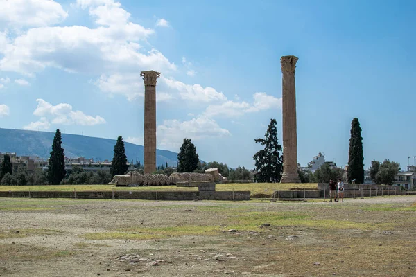 Atina, Yunanistan-13 Temmuz 2019. İnsanlar yaz günü Olympian Zeus Tapınağı 'nda yürüyorlar..