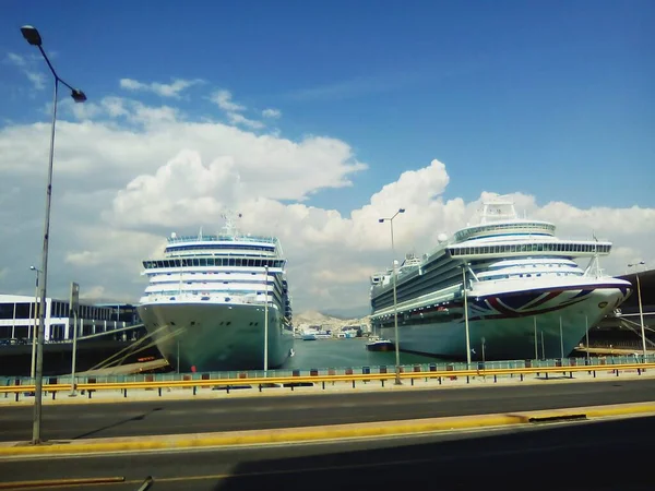 Pireu Grécia Setembro 2017 Dois Navios Cruzeiro Estão Ancorados Porto — Fotografia de Stock