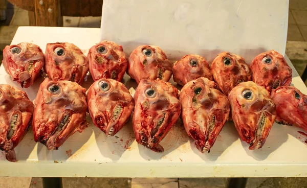 图为在肉类市场上出售的羊头 — 图库照片