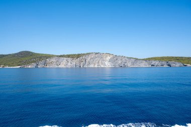 Aegina-Yunan adasında deniz ve dağlar. Seyahat konsepti..
