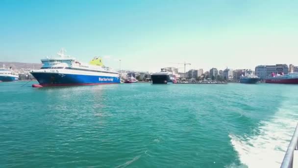 Pireo Grecia Julio 2020 Imágenes Alta Definición Barco Que Sale — Vídeos de Stock