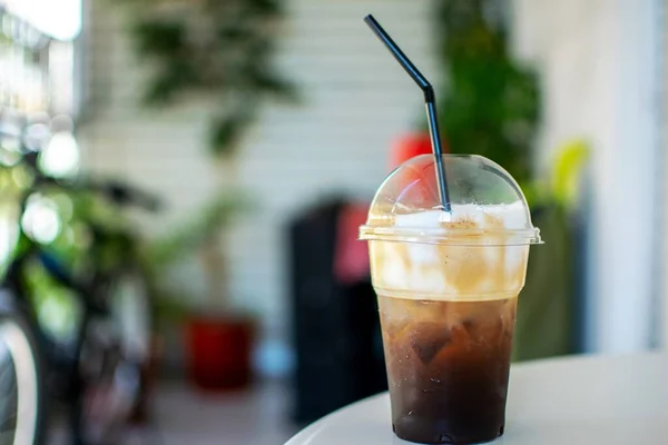 Sluiten Van Een Ijskoffie Een Plastic Beker Met Een Rietje — Stockfoto