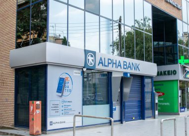 Atina, Yunanistan-6 Temmuz 2019. Atina caddesinde bir Alfa Bankası şubesi..