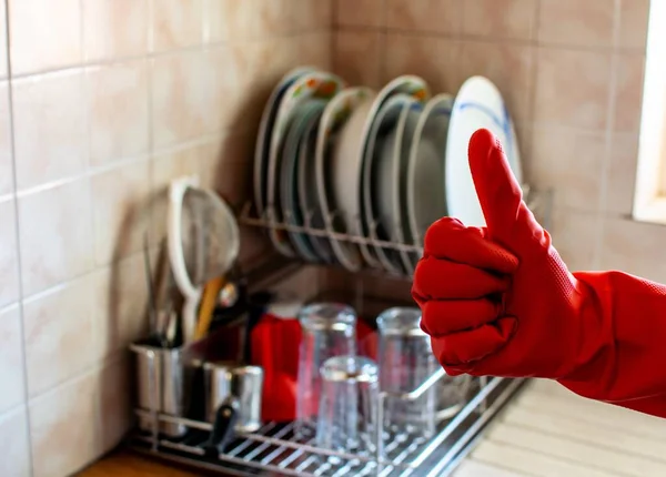 Persoon Met Rode Handschoenen Wijst Duim Omhoog Voor Een Vaatafvoerkolf — Stockfoto