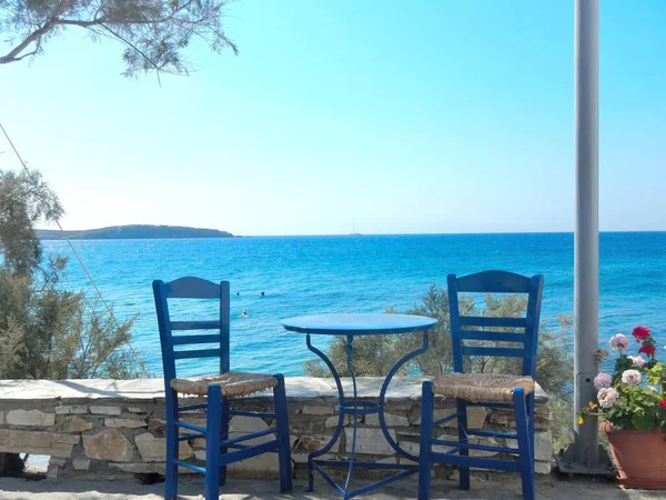 Immagine Che Mostra Tavolo Sedie Una Taverna Tradizionale Isola Greca Immagini Stock Royalty Free