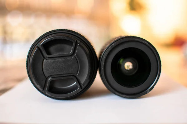 Yumuşak arkaplanı olan 2 DSLR lensi kapat.