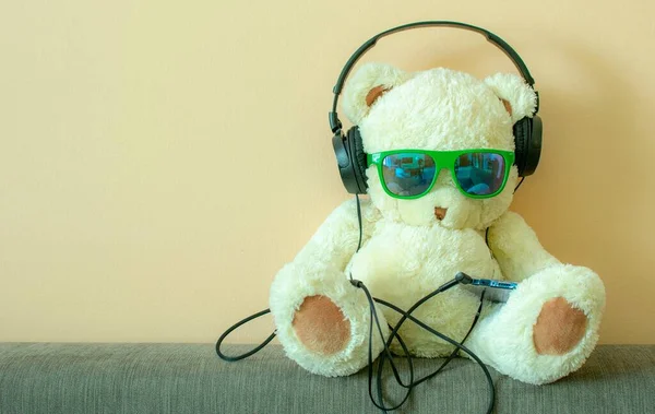 White Teddy Bear Grey Couch Wearing Green Sunglasses Earphones His — Stock Photo, Image