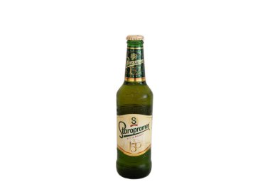 Atina, Yunanistan-15 Ağustos 2020. Beyaz arka planda bir Staropramen bira şişesi.