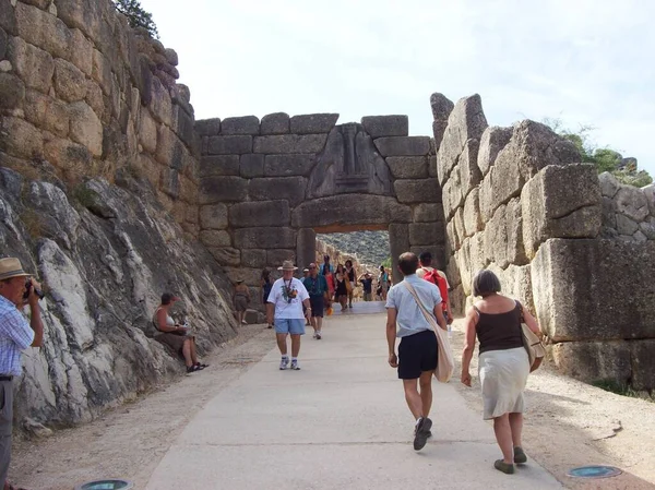 Mycenae, Yunanistan-5 Ağustos 2015. Kalenin akropolünde Aslan Kapısı önünde turistler.