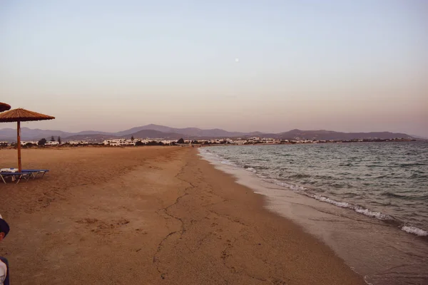 Praia Mar Sem Pessoas Água Calma Durante Pôr Sol — Fotografia de Stock