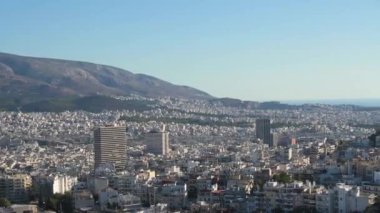 Güneşli bir günde şehrin kuzey ve merkez banliyölerini ele geçirirken Atina 'nın yüksek topuklarından çekimleri.