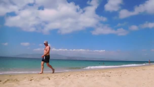 Νάξος Ελλάδα Σεπτεμβρίου 2016 Περπατούσαν Στην Παραλία Σύννεφα Περνούν Από — Αρχείο Βίντεο
