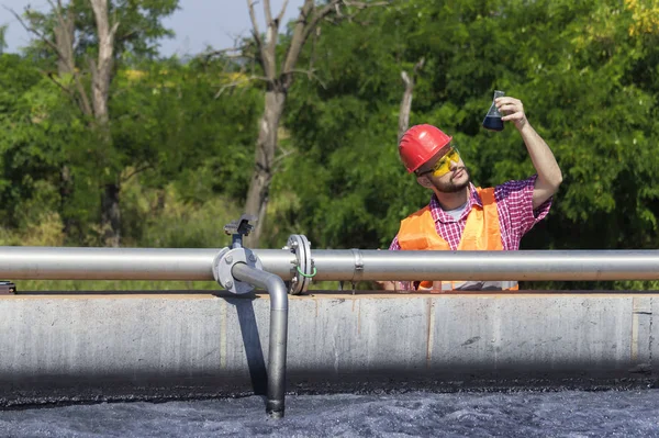 Trabajador Inspeccionando Agua Durante Filtración — Foto de Stock