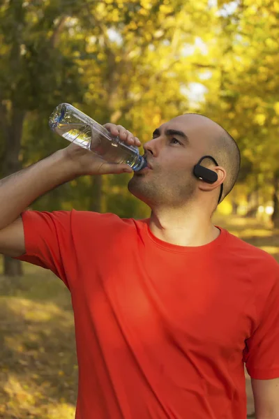 Jovem Refrescante Após Exercício Parque — Fotografia de Stock