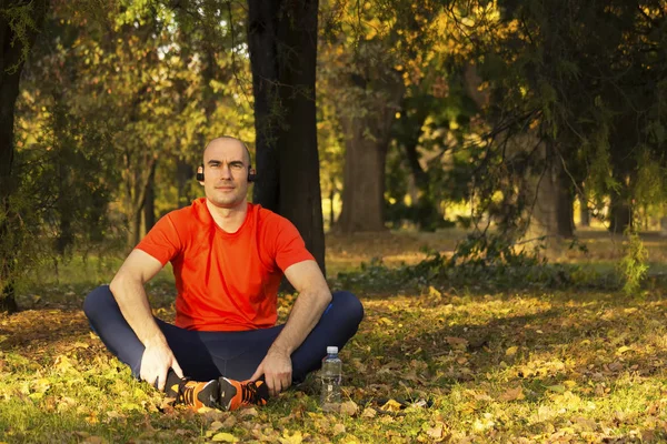 瞑想と運動後の公園でリラックス ストック写真