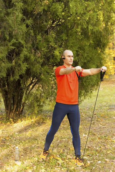 Esercizio Nel Parco Ascoltare Musica Foto Stock