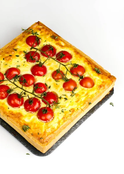 Brie peyniri ve domates ve kekik ile Fransız tart