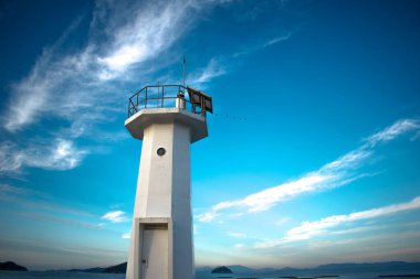 Plaj akşamında deniz feneri. 