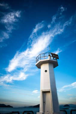 Sahilde bir deniz feneri.