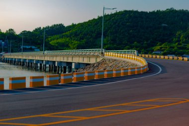 İki ada ile orman arasında bir köprü. Köprünün altından çok sular aktı.