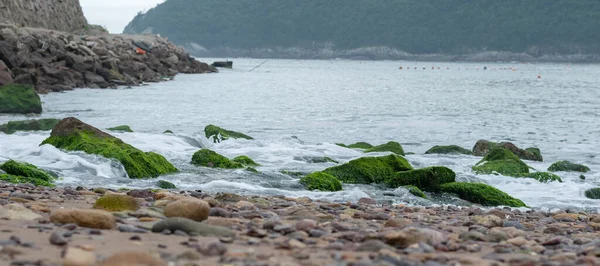 Voda Přichází Moře Přes Kameny — Stock fotografie