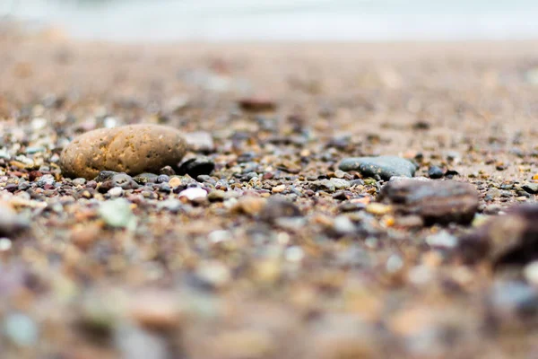 해변에 돌들이 하나를잡는다 — 스톡 사진