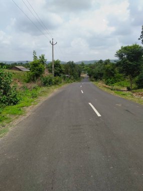 Yol ve orman tepeleri