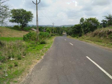 Yol ve orman tepeleri