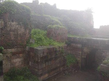 Eski saray ve harabeler pavagad şapkacı Gujarat Hindistan 'dan.