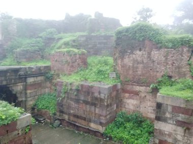 Eski saray ve harabeler pavagad şapkacı Gujarat Hindistan 'dan.