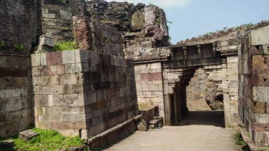 Eski saray ve harabeler pavagad şapkacı Gujarat Hindistan 'dan.