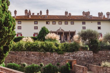 İtalya 'nın Artimino Tuscany bölgesindeki güzel Villa Medici' nin ön cephesi İtalyan tarzı bir bahçeden görüldü. 