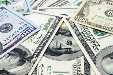 Beyaz arka planda yığınla para var. Dolar parası, yakın plan dolar geçmişi..