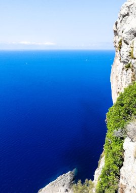 İspanya, Balearic Adası, Mallorca 'daki Cape Formentor' dan güzel bir manzara. Derin mavi deniz ve yüksek uçurumlar.